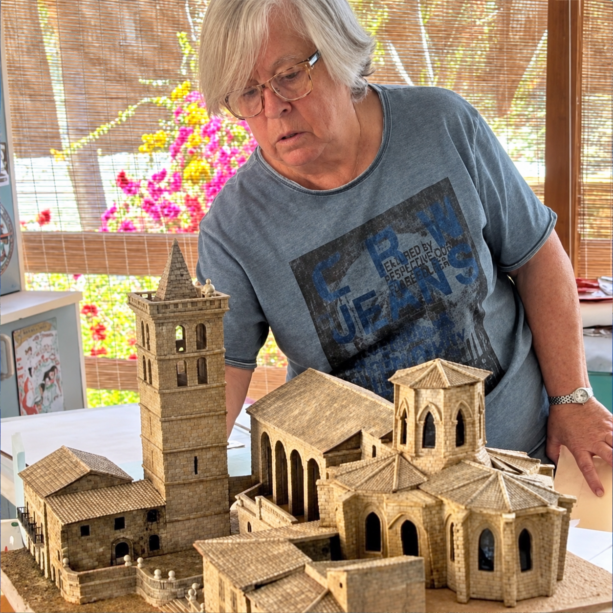 Marga Bover fent noves maquetes per enguany